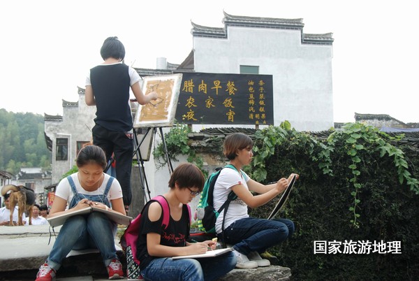 　　9月13日，座落在婺源縣秋口鎮(zhèn)李坑村“小橋、流水、人家”創(chuàng)作寫生基地的李坑章文灑店農(nóng)家樂。