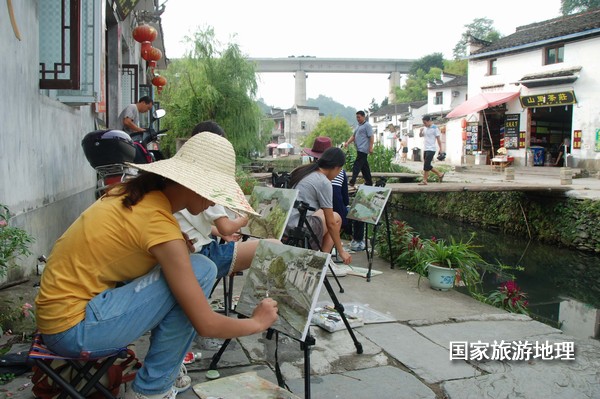 　　9月13日，座落在婺源縣秋口鎮(zhèn)李坑村“小橋、流水、人家”創(chuàng)作寫生基地的李坑章文灑店農(nóng)家樂。