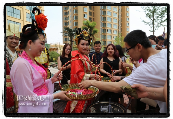 6月19日，端午節(jié)的前一天，甘肅平?jīng)鍪嗅轻紖^(qū)南山公園澳廈麗灣小區(qū)“邀請”唐朝被譽為四大美女之一的“楊貴妃”前來與市民見面，共度“端午佳節(jié)”。期間，“貴妃娘娘”由一名解說人員做向?qū)?，與小區(qū)居民一同游玩、賞景、互敬酒水、合影留念，并現(xiàn)場贈送大人小孩粽子、香包和糖果。