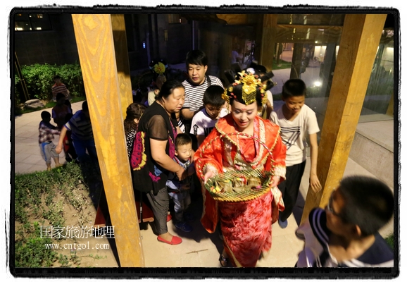 6月19日，端午節(jié)的前一天，甘肅平?jīng)鍪嗅轻紖^(qū)南山公園澳廈麗灣小區(qū)“邀請”唐朝被譽為四大美女之一的“楊貴妃”前來與市民見面，共度“端午佳節(jié)”。期間，“貴妃娘娘”由一名解說人員做向?qū)?，與小區(qū)居民一同游玩、賞景、互敬酒水、合影留念，并現(xiàn)場贈送大人小孩粽子、香包和糖果。