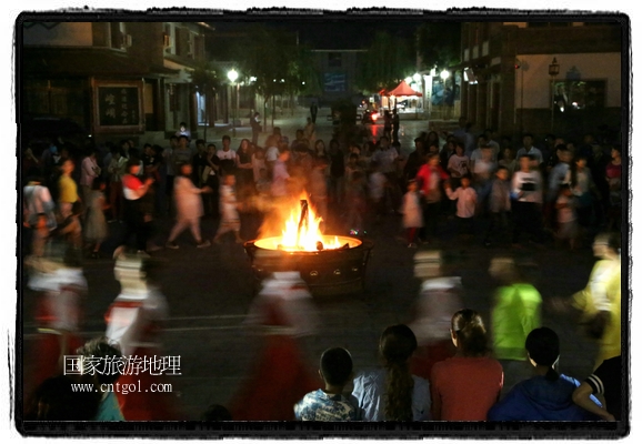 甘肅平?jīng)鍪嗅轻脊沛?zhèn)舉辦了篝火晚會(huì)，1000余名市民參與其中，大家載歌載舞，在歡快熱鬧的氣氛中為每一位父親送祝福。父親節(jié)（Father's Day），顧名思義是感恩父親的節(jié)日。約始于二十世紀(jì)初，起源于美國(guó)，現(xiàn)已廣泛流傳于世界各地，節(jié)日日期因地域而存在差異。