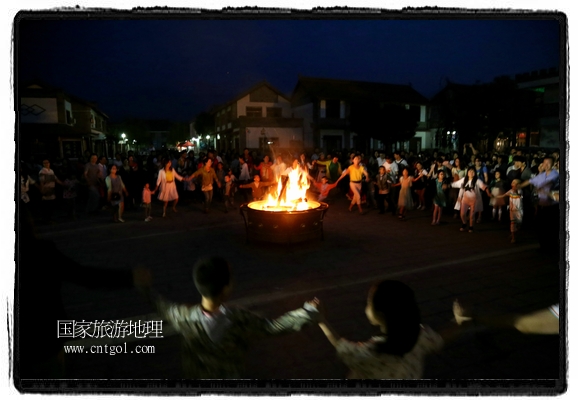 甘肅平?jīng)鍪嗅轻脊沛?zhèn)舉辦了篝火晚會(huì)，1000余名市民參與其中，大家載歌載舞，在歡快熱鬧的氣氛中為每一位父親送祝福。父親節(jié)（Father's Day），顧名思義是感恩父親的節(jié)日。約始于二十世紀(jì)初，起源于美國(guó)，現(xiàn)已廣泛流傳于世界各地，節(jié)日日期因地域而存在差異。