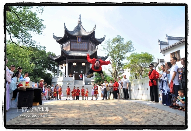6月20日，小朋友們和中國武術(shù)愛好者們?cè)诮魇℃脑纯h熹園景區(qū)表演中國傳統(tǒng)的中國武術(shù)功夫，吸引許多游人前來駐足觀看。當(dāng)日是中國傳統(tǒng)的端午節(jié)，江西省婺源縣的中國武術(shù)愛好者們通過表演中國武術(shù)功夫，打太極，表演了少林棍、硬氣功、自選拳等少林寺功夫，讓孩子們從小學(xué)習(xí)中國武術(shù)，傳承中國武德，感受先人過端午的氛圍。