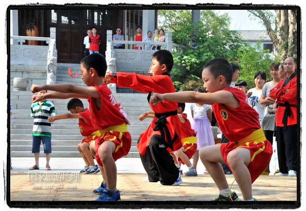 6月20日，小朋友們和中國武術(shù)愛好者們?cè)诮魇℃脑纯h熹園景區(qū)表演中國傳統(tǒng)的中國武術(shù)功夫，吸引許多游人前來駐足觀看。當(dāng)日是中國傳統(tǒng)的端午節(jié)，江西省婺源縣的中國武術(shù)愛好者們通過表演中國武術(shù)功夫，打太極，表演了少林棍、硬氣功、自選拳等少林寺功夫，讓孩子們從小學(xué)習(xí)中國武術(shù)，傳承中國武德，感受先人過端午的氛圍。