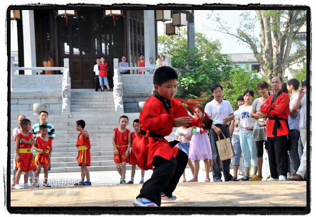 6月20日，小朋友們和中國武術(shù)愛好者們?cè)诮魇℃脑纯h熹園景區(qū)表演中國傳統(tǒng)的中國武術(shù)功夫，吸引許多游人前來駐足觀看。當(dāng)日是中國傳統(tǒng)的端午節(jié)，江西省婺源縣的中國武術(shù)愛好者們通過表演中國武術(shù)功夫，打太極，表演了少林棍、硬氣功、自選拳等少林寺功夫，讓孩子們從小學(xué)習(xí)中國武術(shù)，傳承中國武德，感受先人過端午的氛圍。