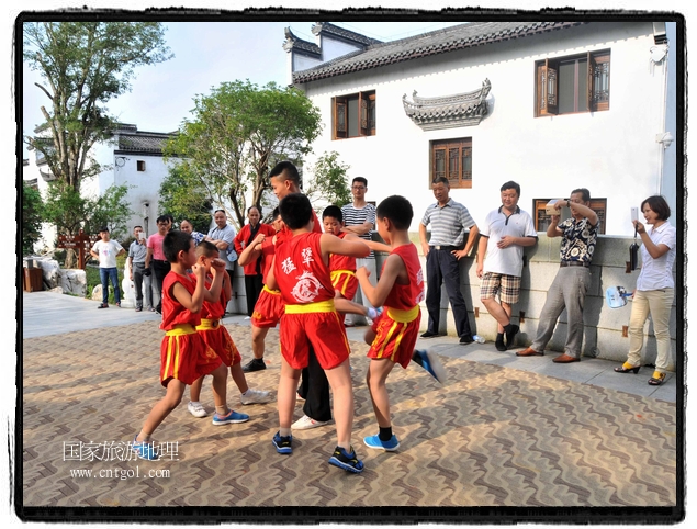 6月20日，小朋友們和中國武術(shù)愛好者們?cè)诮魇℃脑纯h熹園景區(qū)表演中國傳統(tǒng)的中國武術(shù)功夫，吸引許多游人前來駐足觀看。當(dāng)日是中國傳統(tǒng)的端午節(jié)，江西省婺源縣的中國武術(shù)愛好者們通過表演中國武術(shù)功夫，打太極，表演了少林棍、硬氣功、自選拳等少林寺功夫，讓孩子們從小學(xué)習(xí)中國武術(shù)，傳承中國武德，感受先人過端午的氛圍。