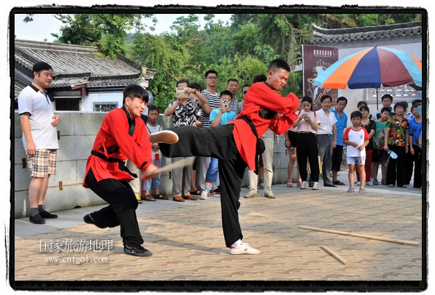 6月20日，小朋友們和中國武術(shù)愛好者們?cè)诮魇℃脑纯h熹園景區(qū)表演中國傳統(tǒng)的中國武術(shù)功夫，吸引許多游人前來駐足觀看。當(dāng)日是中國傳統(tǒng)的端午節(jié)，江西省婺源縣的中國武術(shù)愛好者們通過表演中國武術(shù)功夫，打太極，表演了少林棍、硬氣功、自選拳等少林寺功夫，讓孩子們從小學(xué)習(xí)中國武術(shù)，傳承中國武德，感受先人過端午的氛圍。