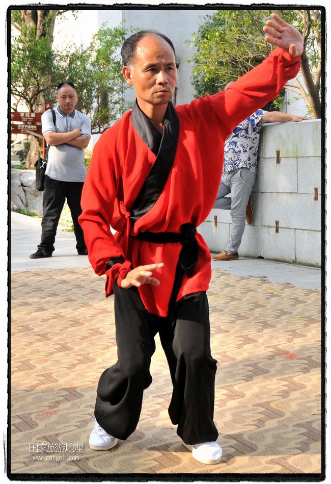 6月20日，小朋友們和中國武術(shù)愛好者們?cè)诮魇℃脑纯h熹園景區(qū)表演中國傳統(tǒng)的中國武術(shù)功夫，吸引許多游人前來駐足觀看。當(dāng)日是中國傳統(tǒng)的端午節(jié)，江西省婺源縣的中國武術(shù)愛好者們通過表演中國武術(shù)功夫，打太極，表演了少林棍、硬氣功、自選拳等少林寺功夫，讓孩子們從小學(xué)習(xí)中國武術(shù)，傳承中國武德，感受先人過端午的氛圍。
