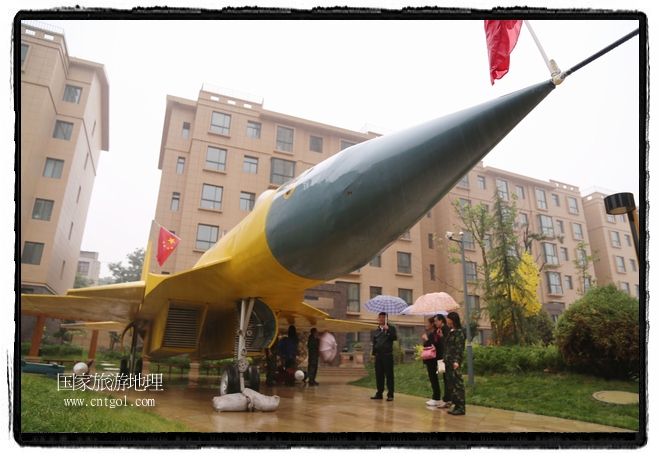 小區(qū)突然出現(xiàn)“飛機坦克”，其中殲15艦載戰(zhàn)斗機一架、99式主戰(zhàn)坦克一輛、武直-10武裝直升機一架，吸引了眾多市民雨中圍觀、合影。