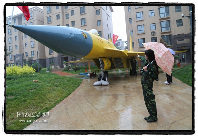 小區(qū)突然出現(xiàn)“飛機坦克”，其中殲15艦載戰(zhàn)斗機一架、99式主戰(zhàn)坦克一輛、武直-10武裝直升機一架，吸引了眾多市民雨中圍觀、合影。