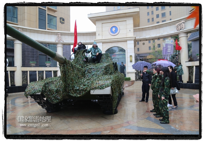 小區(qū)突然出現(xiàn)“飛機坦克”，其中殲15艦載戰(zhàn)斗機一架、99式主戰(zhàn)坦克一輛、武直-10武裝直升機一架，吸引了眾多市民雨中圍觀、合影。