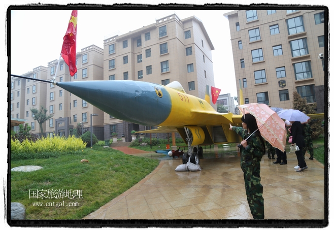 小區(qū)突然出現(xiàn)“飛機坦克”，其中殲15艦載戰(zhàn)斗機一架、99式主戰(zhàn)坦克一輛、武直-10武裝直升機一架，吸引了眾多市民雨中圍觀、合影。