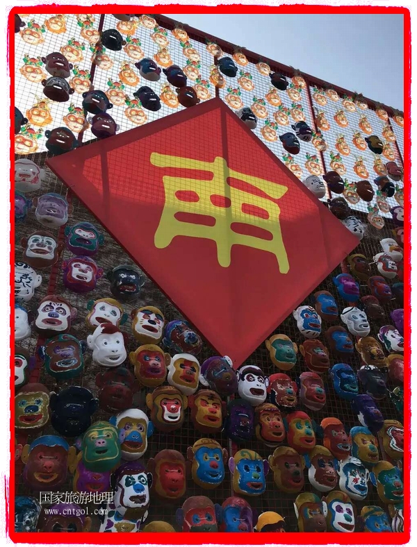 中國規(guī)模最大的猴面具彩繪在南潯古鎮(zhèn)展示。猴子真是今年最紅的動物。 