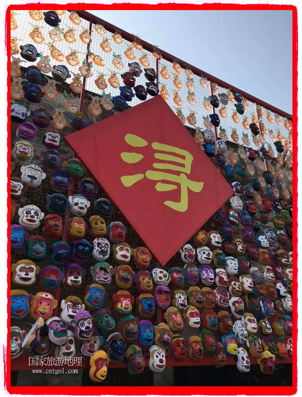 中國規(guī)模最大的猴面具彩繪在南潯古鎮(zhèn)展示。猴子真是今年最紅的動物。 