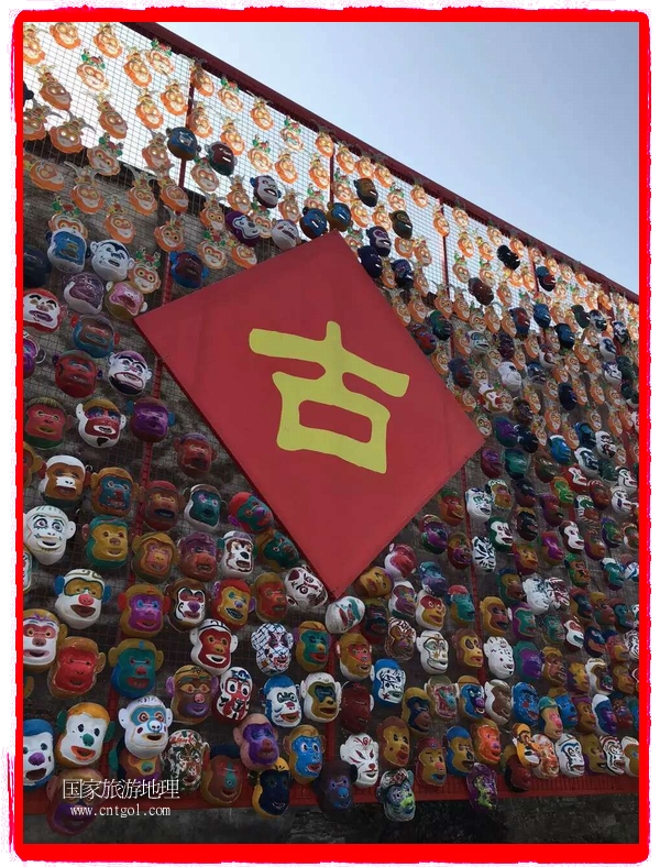 中國規(guī)模最大的猴面具彩繪在南潯古鎮(zhèn)展示。猴子真是今年最紅的動物。 