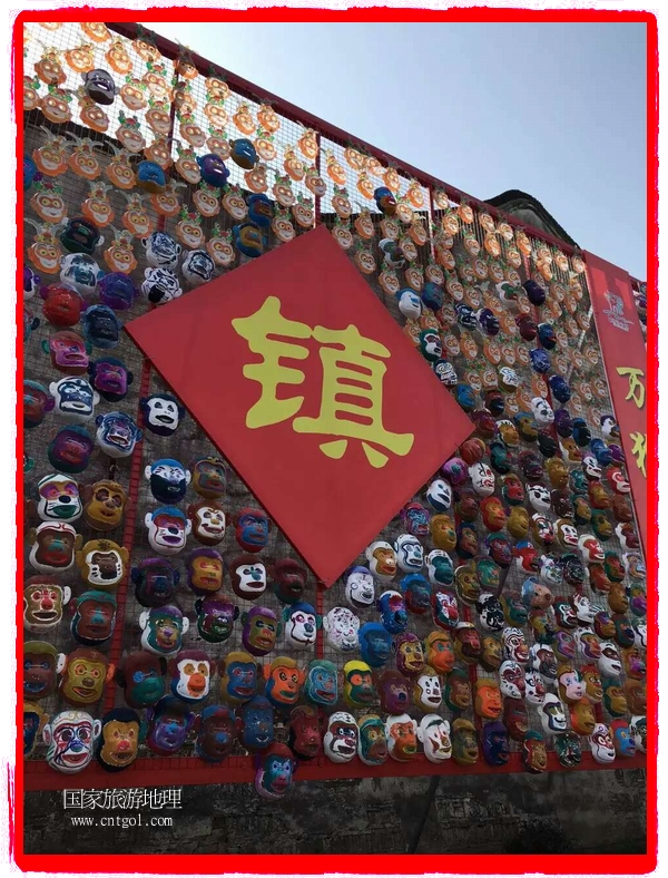 中國規(guī)模最大的猴面具彩繪在南潯古鎮(zhèn)展示。猴子真是今年最紅的動物。 