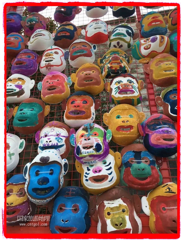 中國規(guī)模最大的猴面具彩繪在南潯古鎮(zhèn)展示。猴子真是今年最紅的動物。 