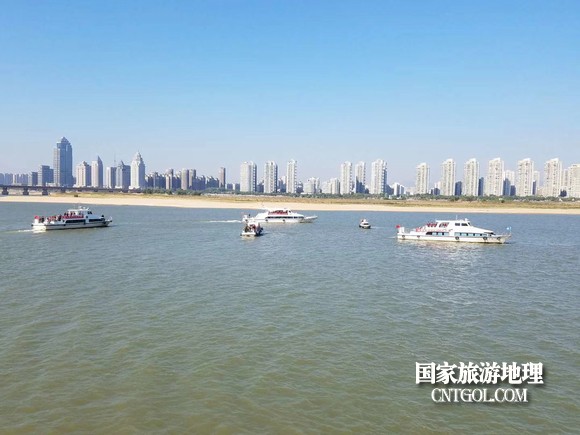 江西開展呵護(hù)一湖清水，嚴(yán)厲打擊非法采砂行動(dòng)（圖）